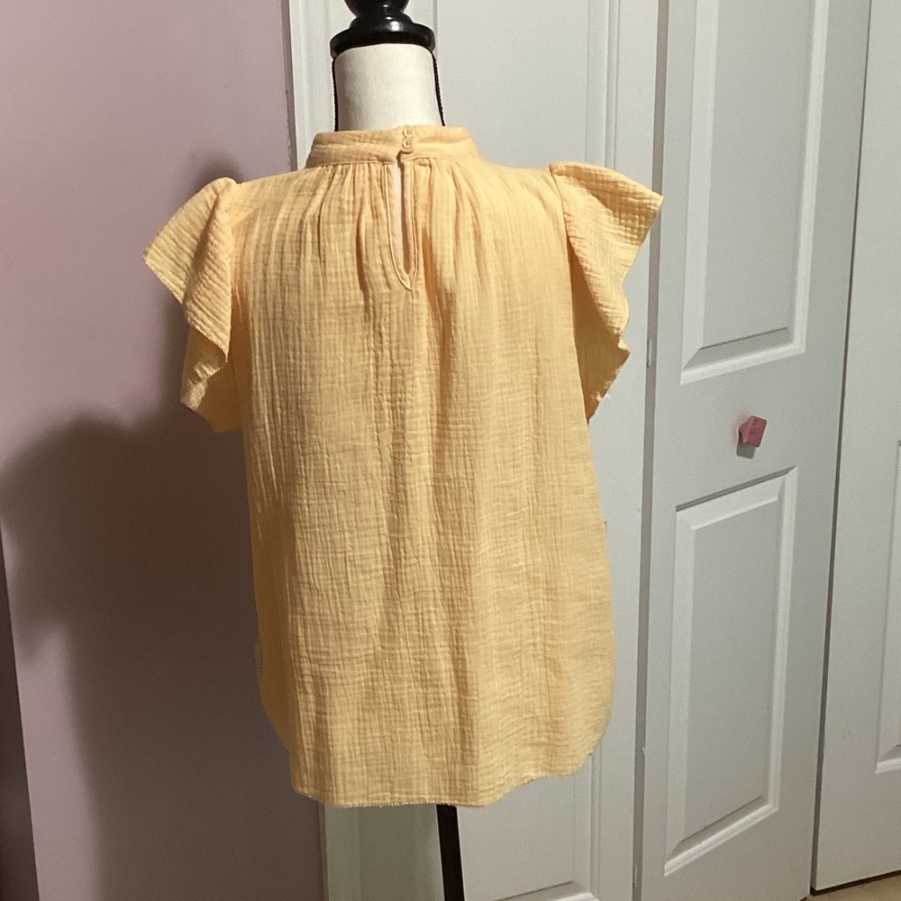 Chic Ruffled Blouse in Soft Yellow - Picture 2 of 2